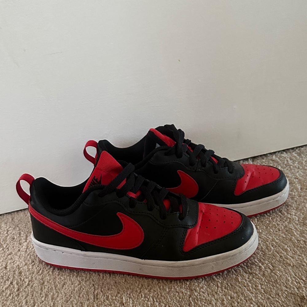 Nike Unisex Black and Red Athletic Shoes